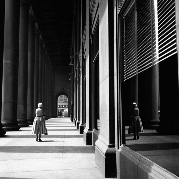 薇薇安·迈尔(Vivian Maier)(1926年2月1日- 2009年4月21日)，美国业余街头摄影师， 出生在纽约，在法国长大，后回到美国，一个在芝加哥工作了40年的保姆，她的作品并不为人所知，直到他们被一个当地的历史学家，约翰马鲁夫在2007年发现。此后她的摄影作品被广泛引用和研究，并获得一致首肯。她的故事被刊登在世界各地的各大报纸上。2010年，她的摄影作品在芝加哥现代艺术中心MOMA展出。2013年，马鲁夫和查理·西斯科尔(Charlie Siskel)共同执导了一部新的纪录片:《寻找薇薇安·迈尔》(Finding Vivian Maier)，这部影片于2014年3月底开始在美国的