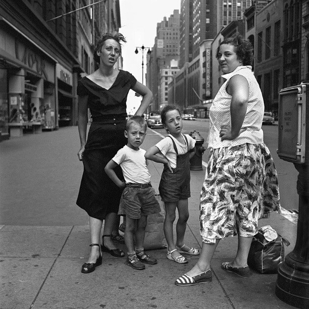 薇薇安·迈尔(Vivian Maier)(1926年2月1日- 2009年4月21日)，美国业余街头摄影师， 出生在纽约，在法国长大，后回到美国，一个在芝加哥工作了40年的保姆，她的作品并不为人所知，直到他们被一个当地的历史学家，约翰马鲁夫在2007年发现。此后她的摄影作品被广泛引用和研究，并获得一致首肯。她的故事被刊登在世界各地的各大报纸上。2010年，她的摄影作品在芝加哥现代艺术中心MOMA展出。2013年，马鲁夫和查理·西斯科尔(Charlie Siskel)共同执导了一部新的纪录片:《寻找薇薇安·迈尔》(Finding Vivian Maier)，这部影片于2014年3月底开始在美国的