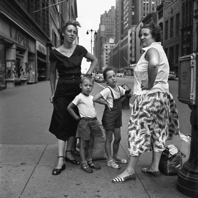 薇薇安·迈尔(Vivian Maier)(1926年2月1日- 2009年4月21日)，美国业余街头摄影师， 出生在纽约，在法国长大，后回到美国，一个在芝加哥工作了40年的保姆，她的作品并不为人所知，直到他们被一个当地的历史学家，约翰…