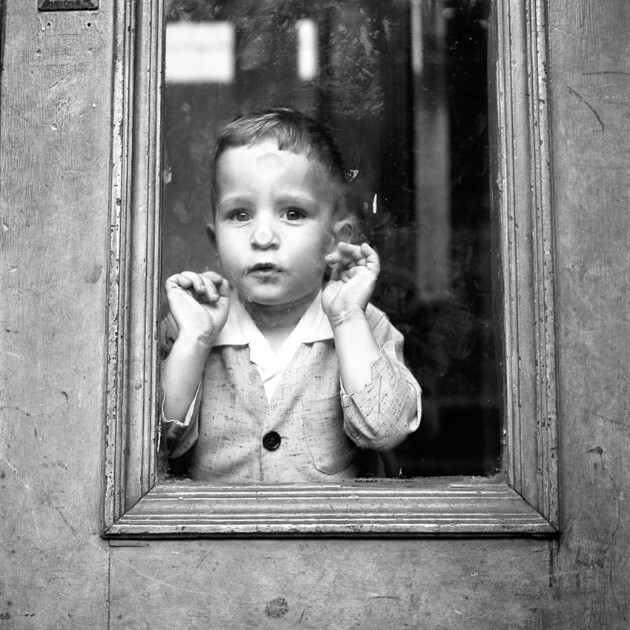 薇薇安·迈尔(Vivian Maier)(1926年2月1日- 2009年4月21日)，美国业余街头摄影师， 出生在纽约，在法国长大，后回到美国，一个在芝加哥工作了40年的保姆，她的作品并不为人所知，直到他们被一个当地的历史学家，约翰马鲁夫在2007年发现。此后她的摄影作品被广泛引用和研究，并获得一致首肯。她的故事被刊登在世界各地的各大报纸上。2010年，她的摄影作品在芝加哥现代艺术中心MOMA展出。2013年，马鲁夫和查理·西斯科尔(Charlie Siskel)共同执导了一部新的纪录片:《寻找薇薇安·迈尔》(Finding Vivian Maier)，这部影片于2014年3月底开始在美国的