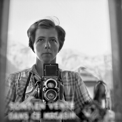 薇薇安·迈尔(Vivian Maier)(1926年2月1日- 2009年4月21日)，美国业余街头摄影师， 出生在纽约，在法国长大，后回到美国，一个在芝加哥工作了40年的保姆，她的作品并不为人所知，直到他们被一个当地的历史学家，约翰…