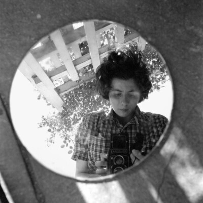 薇薇安·迈尔(Vivian Maier)(1926年2月1日- 2009年4月21日)，美国业余街头摄影师， 出生在纽约，在法国长大，后回到美国，一个在芝加哥工作了40年的保姆，她的作品并不为人所知，直到他们被一个当地的历史学家，约翰…