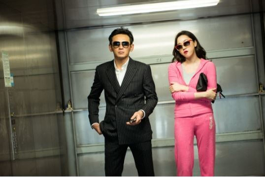 黄政民的新片子《老将》 旁边这位是韩国模特张允珠 黄政民主演的影片