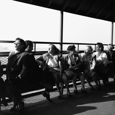 薇薇安·迈尔(Vivian Maier)(1926年2月1日- 2009年4月21日)，美国业余街头摄影师， 出生在纽约，在法国长大，后回到美国，一个在芝加哥工作了40年的保姆，她的作品并不为人所知，直到他们被一个当地的历史学家，约翰…