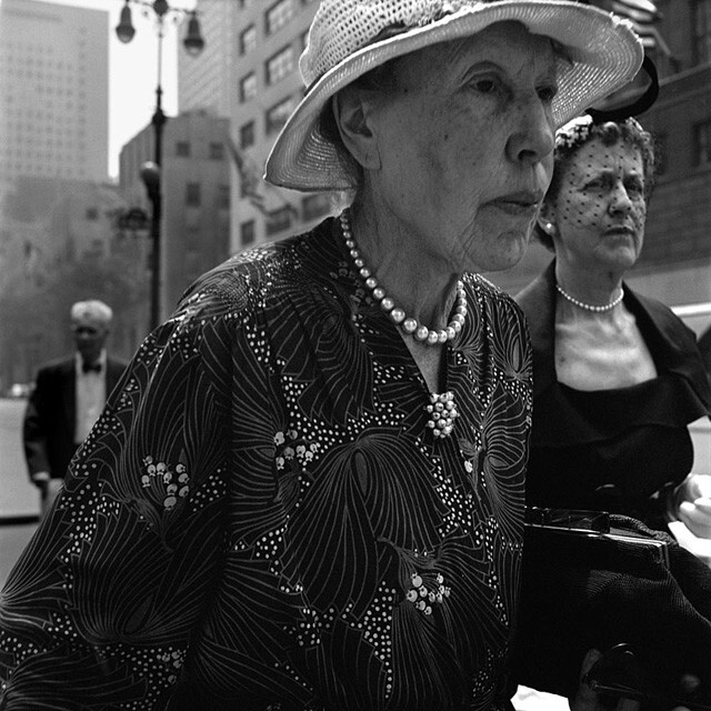 薇薇安·迈尔(Vivian Maier)(1926年2月1日- 2009年4月21日)，美国业余街头摄影师， 出生在纽约，在法国长大，后回到美国，一个在芝加哥工作了40年的保姆，她的作品并不为人所知，直到他们被一个当地的历史学家，约翰马鲁夫在2007年发现。此后她的摄影作品被广泛引用和研究，并获得一致首肯。她的故事被刊登在世界各地的各大报纸上。2010年，她的摄影作品在芝加哥现代艺术中心MOMA展出。2013年，马鲁夫和查理·西斯科尔(Charlie Siskel)共同执导了一部新的纪录片:《寻找薇薇安·迈尔》(Finding Vivian Maier)，这部影片于2014年3月底开始在美国的