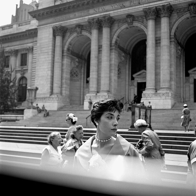 薇薇安·迈尔(Vivian Maier)(1926年2月1日- 2009年4月21日)，美国业余街头摄影师， 出生在纽约，在法国长大，后回到美国，一个在芝加哥工作了40年的保姆，她的作品并不为人所知，直到他们被一个当地的历史学家，约翰马鲁夫在2007年发现。此后她的摄影作品被广泛引用和研究，并获得一致首肯。她的故事被刊登在世界各地的各大报纸上。2010年，她的摄影作品在芝加哥现代艺术中心MOMA展出。2013年，马鲁夫和查理·西斯科尔(Charlie Siskel)共同执导了一部新的纪录片:《寻找薇薇安·迈尔》(Finding Vivian Maier)，这部影片于2014年3月底开始在美国的