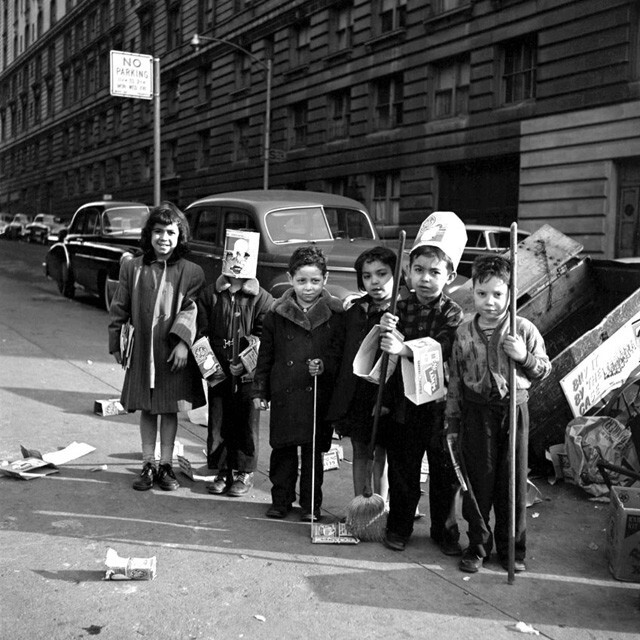 薇薇安·迈尔(Vivian Maier)(1926年2月1日- 2009年4月21日)，美国业余街头摄影师， 出生在纽约，在法国长大，后回到美国，一个在芝加哥工作了40年的保姆，她的作品并不为人所知，直到他们被一个当地的历史学家，约翰马鲁夫在2007年发现。此后她的摄影作品被广泛引用和研究，并获得一致首肯。她的故事被刊登在世界各地的各大报纸上。2010年，她的摄影作品在芝加哥现代艺术中心MOMA展出。2013年，马鲁夫和查理·西斯科尔(Charlie Siskel)共同执导了一部新的纪录片:《寻找薇薇安·迈尔》(Finding Vivian Maier)，这部影片于2014年3月底开始在美国的