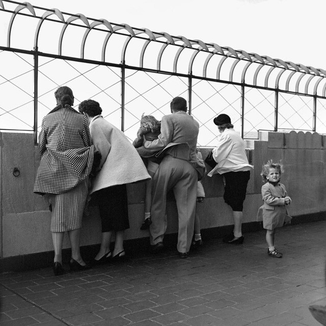 薇薇安·迈尔(Vivian Maier)(1926年2月1日- 2009年4月21日)，美国业余街头摄影师， 出生在纽约，在法国长大，后回到美国，一个在芝加哥工作了40年的保姆，她的作品并不为人所知，直到他们被一个当地的历史学家，约翰马鲁夫在2007年发现。此后她的摄影作品被广泛引用和研究，并获得一致首肯。她的故事被刊登在世界各地的各大报纸上。2010年，她的摄影作品在芝加哥现代艺术中心MOMA展出。2013年，马鲁夫和查理·西斯科尔(Charlie Siskel)共同执导了一部新的纪录片:《寻找薇薇安·迈尔》(Finding Vivian Maier)，这部影片于2014年3月底开始在美国的