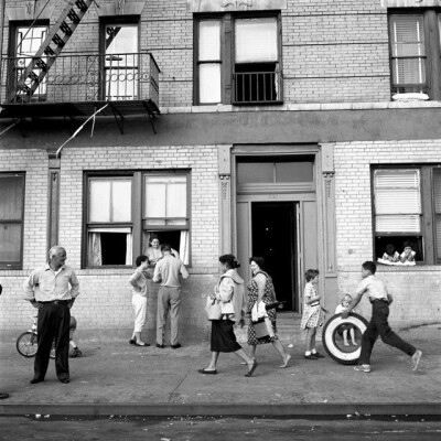 薇薇安·迈尔(Vivian Maier)(1926年2月1日- 2009年4月21日)，美国业余街头摄影师， 出生在纽约，在法国长大，后回到美国，一个在芝加哥工作了40年的保姆，她的作品并不为人所知，直到他们被一个当地的历史学家，约翰…