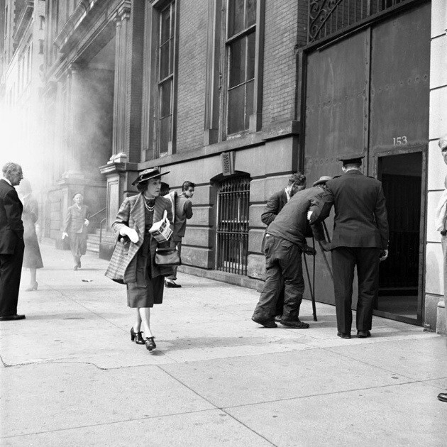 薇薇安·迈尔(Vivian Maier)(1926年2月1日- 2009年4月21日)，美国业余街头摄影师， 出生在纽约，在法国长大，后回到美国，一个在芝加哥工作了40年的保姆，她的作品并不为人所知，直到他们被一个当地的历史学家，约翰马鲁夫在2007年发现。此后她的摄影作品被广泛引用和研究，并获得一致首肯。她的故事被刊登在世界各地的各大报纸上。2010年，她的摄影作品在芝加哥现代艺术中心MOMA展出。2013年，马鲁夫和查理·西斯科尔(Charlie Siskel)共同执导了一部新的纪录片:《寻找薇薇安·迈尔》(Finding Vivian Maier)，这部影片于2014年3月底开始在美国的