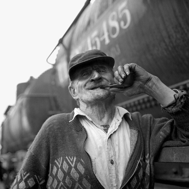 薇薇安·迈尔(Vivian Maier)(1926年2月1日- 2009年4月21日)，美国业余街头摄影师， 出生在纽约，在法国长大，后回到美国，一个在芝加哥工作了40年的保姆，她的作品并不为人所知，直到他们被一个当地的历史学家，约翰马鲁夫在2007年发现。此后她的摄影作品被广泛引用和研究，并获得一致首肯。她的故事被刊登在世界各地的各大报纸上。2010年，她的摄影作品在芝加哥现代艺术中心MOMA展出。2013年，马鲁夫和查理·西斯科尔(Charlie Siskel)共同执导了一部新的纪录片:《寻找薇薇安·迈尔》(Finding Vivian Maier)，这部影片于2014年3月底开始在美国的