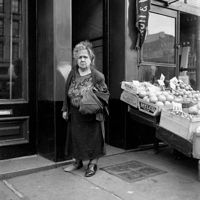 薇薇安·迈尔(Vivian Maier)(1926年2月1日- 2009年4月21日)，美国业余街头摄影师， 出生在纽约，在法国长大，后回到美国，一个在芝加哥工作了40年的保姆，她的作品并不为人所知，直到他们被一个当地的历史学家，约翰马鲁夫在2007年发现。此后她的摄影作品被广泛引用和研究，并获得一致首肯。她的故事被刊登在世界各地的各大报纸上。2010年，她的摄影作品在芝加哥现代艺术中心MOMA展出。2013年，马鲁夫和查理·西斯科尔(Charlie Siskel)共同执导了一部新的纪录片:《寻找薇薇安·迈尔》(Finding Vivian Maier)，这部影片于2014年3月底开始在美国的