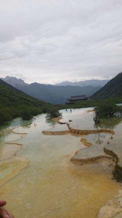 更喜欢那个水中建筑