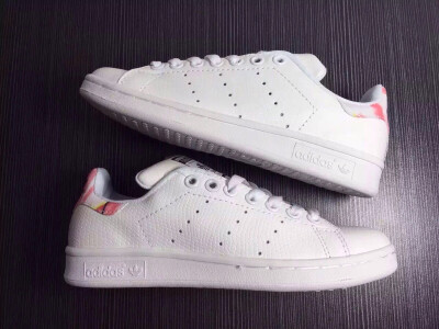 stan smith 花卉款，比较特别的款