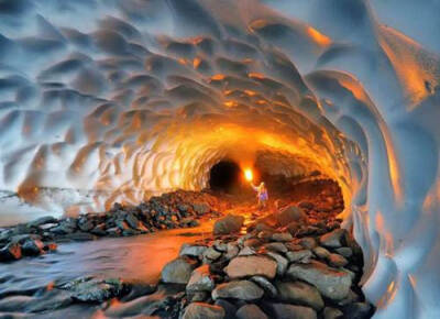 An illuminated snow tunnel in Russia （被照明的雪隧道，俄国）