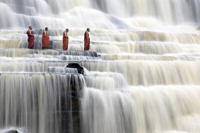 Meditating monks at Pongour Falls （沉思的和尚在 Pongour 瀑布） 动和静