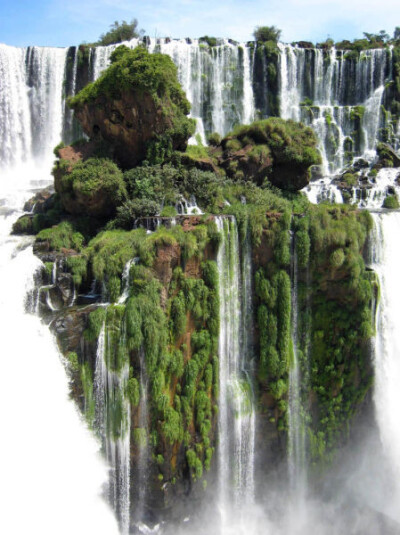 The Waterfall Island at Iguazu Falls （伊瓜苏瀑布中的瀑布岛）