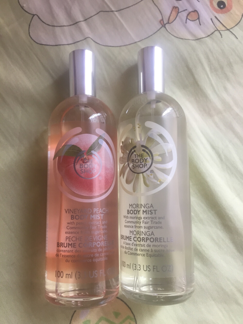 英国TBS the body shop美体小铺香水喷雾～ 他家的水蜜桃味一直是我的最爱！辣木花味的也不错呢 很适合夏天用 涂在腰上 脖子上 手腕上 香味持久不油腻 约会必备神器！
