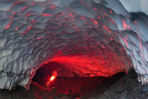 Mutnovsky火山附近的冰洞，俄罗斯