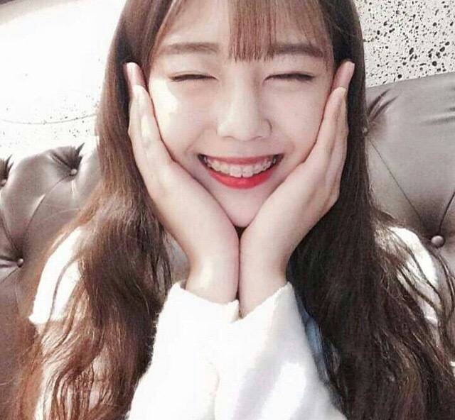 笑起来很漂亮的牙套妹女头