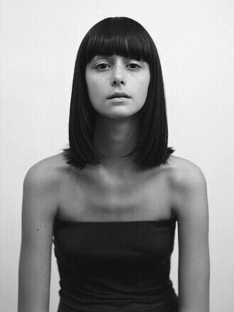 Cecilia Mendez 塞西莉亚·门德斯 国籍：阿根廷， 1986年4月21日出生在 布宜诺斯艾利斯，现居地：纽约 很多人已经见过塞西莉亚·门德斯 (Cecilia Mendez) 和阿格妮斯·迪恩 (Agyness Deyn) 合拍的后台照，都对塞西莉亚·门德斯 (Cecilia Mendez) 像《罗马假日》中奥黛丽·赫本 (Audrey Hepburn) 一样俏皮的黑短发有深刻印象。