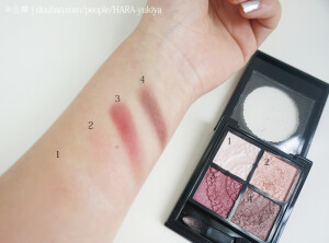 【VISEE 蕾丝四色眼影 PK-3】4月份购入，整个五月都在用他。加入美容液成分的关系，粉质很柔软饱和，而且那个深红色真的一点都不夸张，非常有质感。