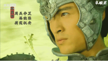 飞蓬夕瑶北雁南飞，今年离去，明年归来。花落花开，今年凋谢，明年再开。 谁的指间滑过了如水的光阴，谁在反反复复追问那可曾遗忘的承诺。一口井，装载了迂回千年的爱与恨。一棵树，开满了溯回千年的痴与恋。一片沧海，一片桑田，截不断跨越千年的思念，你我相遇然后分离，不过千年转瞬。而我，我在神树下守侯了千年。你呢？你在轮回里辗转千年。 那么，一切从开始的时候开始。 我只不过是看守神树的夕瑶仙子，而你，却是天界的神将军——飞蓬。不会流露任何感情的神将军。你让人生畏，你少言寡语，你整日镇守天界，却没有一个知己，但我知道，你寂寞。 3.雪见景天 在大雪纷飞的门前，景天是幸福的，只是他知道未来，即使这个是他