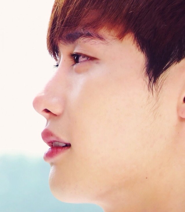 李钟硕（이종석 Lee Jongsuk），1989年9月14日出生于韩国京畿道龙仁，处女座，血型A型，身高186cm，体重68kg，毕业院校为建国大学电影艺术系 韩国演员、模特 昵称：硕硕、钟钟、megaton89称号：模特muse、国民初恋、国民守护君 特长：跆拳道黑带四段，粉丝名称：With J.S ，家庭成员：父母，弟、妹 永远的朴修夏 2010年3月，出演首部电视剧《检察官公主》，以演员身份正式出道；同年9月通过出演电视剧《秘密花园》崭露头角， 2013年6月，首次担当主演超能力题材幻想浪漫爱情剧《听见你的声音》，并凭借该剧获得第50届百想艺术大赏最佳男演员提名，