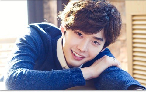 李钟硕（이종석 Lee Jongsuk），1989年9月14日出生于韩国京畿道龙仁，处女座，血型A型，身高186cm，体重68kg，毕业院校为建国大学电影艺术系 韩国演员、模特 称号：模特muse、国民初恋、国民守护君 特长：跆拳道黑带四段，粉丝名称：With J.S ， 泪痣美男啊