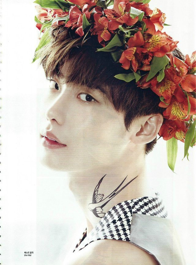 李钟硕（이종석 Lee Jongsuk），1989年9月14日出生于韩国京畿道龙仁，处女座，血型A型，身高186cm，体重68kg，毕业院校为建国大学电影艺术系 韩国演员、模特 称号：模特muse、国民初恋、国民守护君 特长：跆拳道黑带四段，粉丝名称：With J.S ， 泪痣美男啊