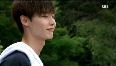 李钟硕（이종석 Lee Jongsuk），1989年9月14日出生于韩国京畿道龙仁，处女座，血型A型，身高186cm，体重68kg，毕业院校为建国大学电影艺术系 韩国演员、模特 称号：模特muse、国民初恋、国民守护君 二硕 特长：跆拳…