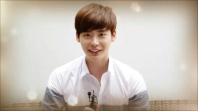 李钟硕（이종석 Lee Jongsuk），1989年9月14日出生于韩国京畿道龙仁，处女座，血型A型，身高186cm，体重68kg，毕业院校为建国大学电影艺术系 韩国演员、模特 称号：模特muse、国民初恋、国民守护君 二硕 特长：跆拳…