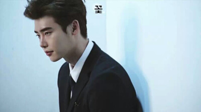 李钟硕（이종석 Lee Jongsuk），1989年9月14日出生于韩国京畿道龙仁，处女座，血型A型，身高186cm，体重68kg，毕业院校为建国大学电影艺术系 韩国演员、模特 称号：模特muse、国民初恋、国民守护君 二硕 特长：跆拳…