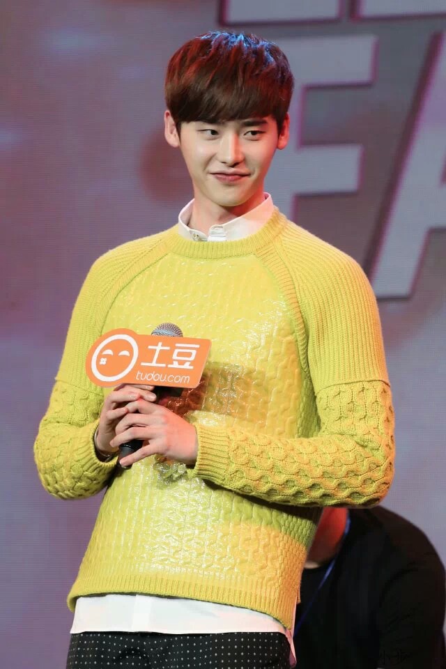 李钟硕（이종석 Lee Jongsuk），1989年9月14日出生于韩国京畿道龙仁，处女座，血型A型，身高186cm，体重68kg，毕业院校为建国大学电影艺术系 韩国演员、模特 称号：模特muse、国民初恋、国民守护君 二硕 特长：跆拳道黑带四段，粉丝名称：With J.S ， Alexia孙承冬 图源见logo 侵删