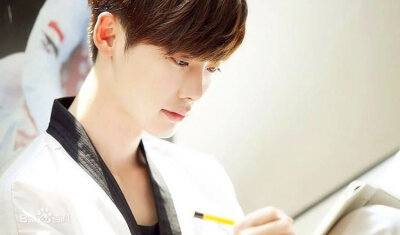 李钟硕（이종석 Lee Jongsuk），1989年9月14日出生于韩国京畿道龙仁，处女座，血型A型，身高186cm，体重68kg，毕业院校为建国大学电影艺术系 韩国演员、模特 称号：模特muse、国民初恋、国民守护君 二硕 特长：跆拳…