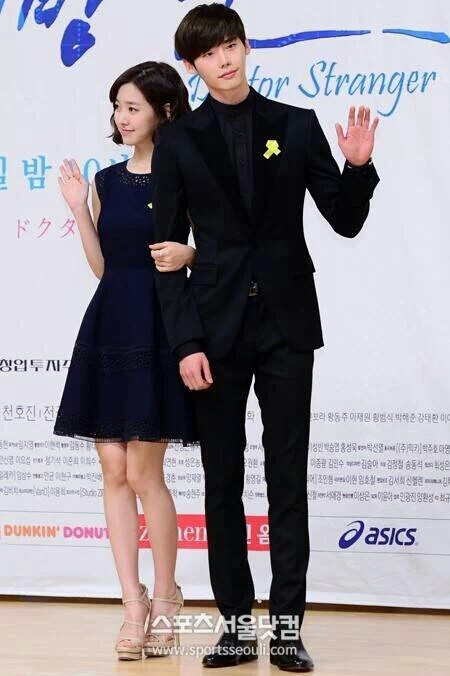 李钟硕（이종석 Lee Jongsuk），1989年9月14日出生于韩国京畿道龙仁，处女座，血型A型，身高186cm，体重68kg，毕业院校为建国大学电影艺术系 韩国演员、模特 称号：模特muse、国民初恋、国民守护君 二硕 特长：跆拳道黑带四段，粉丝名称：With J.S ， Alexia孙承冬 图源见logo 侵删