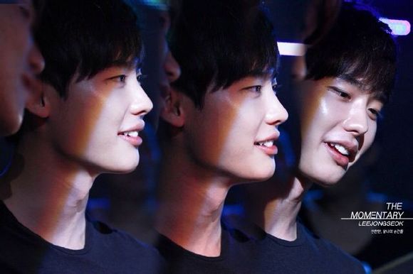 李钟硕（이종석 Lee Jongsuk），1989年9月14日出生于韩国京畿道龙仁，处女座，血型A型，身高186cm，体重68kg，毕业院校为建国大学电影艺术系 韩国演员、模特 称号：模特muse、国民初恋、国民守护君 二硕 特长：跆拳道黑带四段，粉丝名称：With J.S ， Alexia孙承冬 图源见logo 侵删