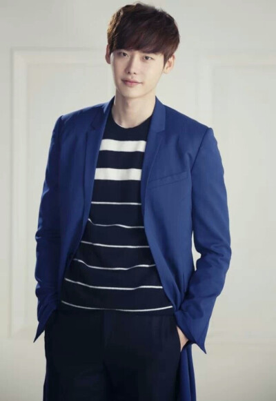 李钟硕（이종석 Lee Jongsuk），1989年9月14日出生于韩国京畿道龙仁，处女座，血型A型，身高186cm，体重68kg，毕业院校为建国大学电影艺术系 韩国演员、模特 称号：模特muse、国民初恋、国民守护君 二硕 特长：跆拳…