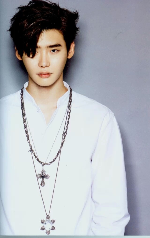 李钟硕（이종석 Lee Jongsuk），1989年9月14日出生于韩国京畿道龙仁，处女座，血型A型，身高186cm，体重68kg，毕业院校为建国大学电影艺术系 韩国演员、模特 称号：模特muse、国民初恋、国民守护君 二硕 特长：跆拳道黑带四段，粉丝名称：With J.S ， Alexia孙承冬 图源见logo 侵删