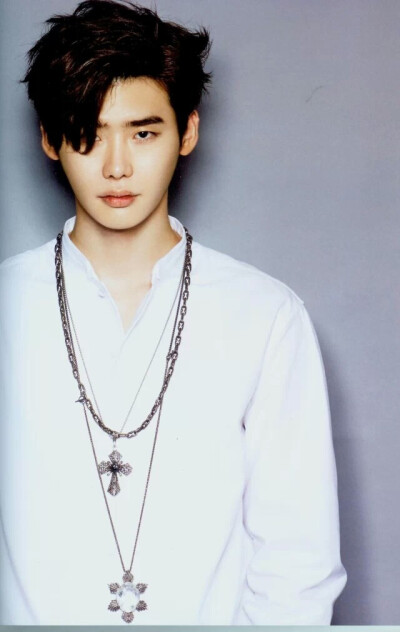 李钟硕（이종석 Lee Jongsuk），1989年9月14日出生于韩国京畿道龙仁，处女座，血型A型，身高186cm，体重68kg，毕业院校为建国大学电影艺术系 韩国演员、模特 称号：模特muse、国民初恋、国民守护君 二硕 特长：跆拳…