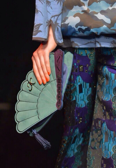 Keita Maruyama F/W 2015 Tokyo - Bags.2015秋冬东京时装周,丸山敬太用了不少东方元素,除了各种花卉与皮草,还把金鱼,熊猫,羽毛用到了手袋上~