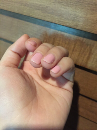 粉色指甲油