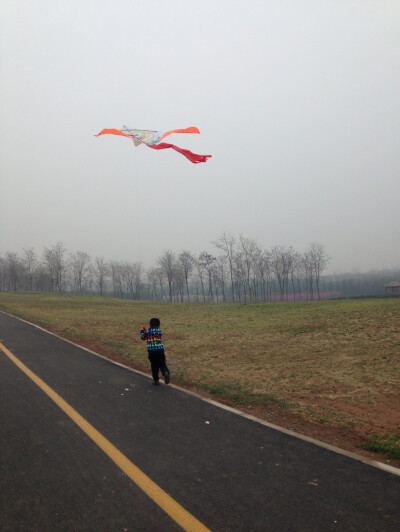 焦作高速路边偶然发现的空地，风筝起飞…