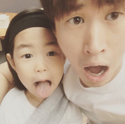 右边epik high tablo 左边tablo女儿