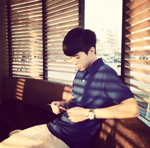 男头 阳光 思考 手表 少年