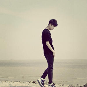 男头 思考 走路 低头 微笑 少年