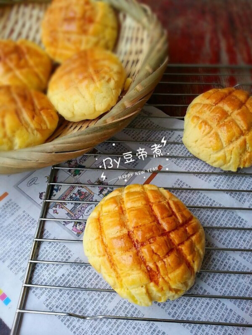 菠萝包：主料①高筋面粉200g ①低筋面粉50g①糖25g ①盐3g ①酵母3g①牛奶140g①鸡蛋25g①奶粉一勺①黄油25g②黄油45g②糖45g②鸡蛋33g②低筋面粉95g 1. 将①里面的材料全部混合2. 揉成光滑的面团，发酵一小时3. 将②里面的材料混合，揉成十克一个的圆球备用4. 将面团分割成25克一个，然后滚圆排气，将酥皮盖到面团上，压出十字花，进行第二次发酵，半小时。5. 表面刷一层蛋液，180度13分钟，出炉！