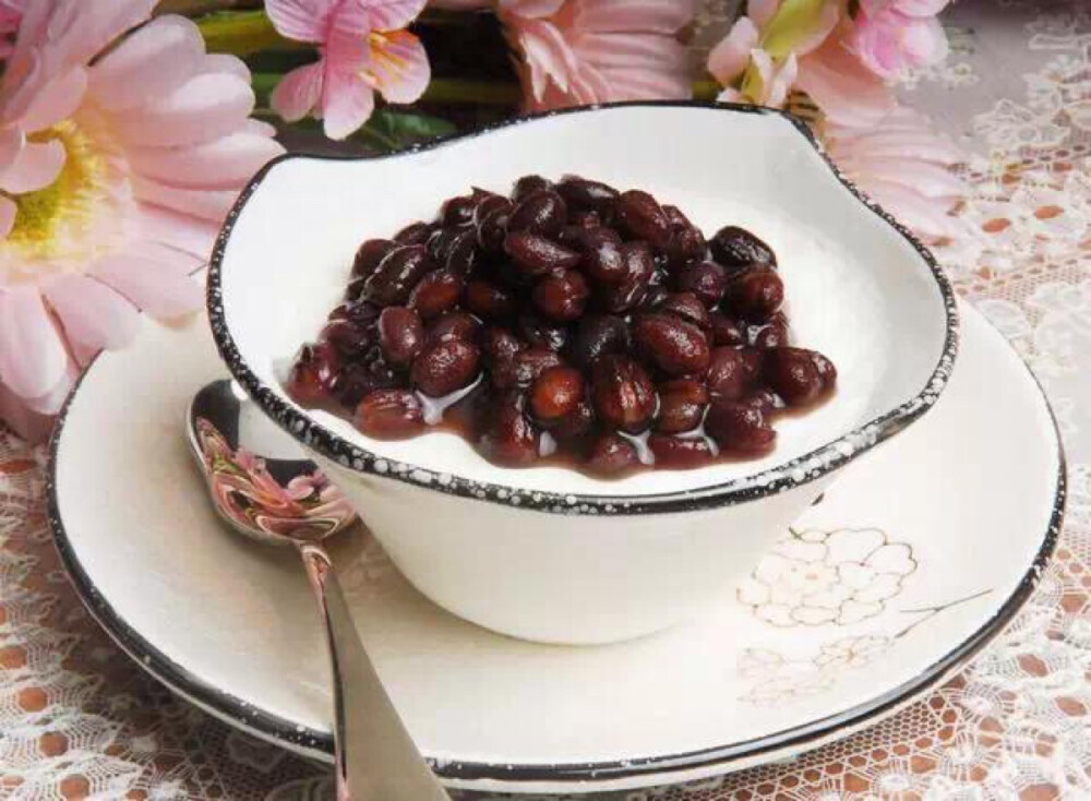 原料：全脂牛奶250克，蛋白2个，香草粉1克（没有的可省略），白糖15克，蜜红豆25克 做法： 1、牛奶倒入锅中加热，不要沸腾。 2、将加热的牛奶倒入小碗中，放置室温，形成奶皮。 3、蛋白分离，用筷子打散。 4、将小碗中放凉的牛奶重新倒回到锅中，缓慢的小心倒回，把形成的奶皮留在碗中。 5、将糖和香草粉加入牛奶中搅拌均匀，蛋白也加入牛奶中搅拌均匀，慢慢延碗边缘通筛网倒回碗中，让留在碗底的第一层奶皮浮到上面。 6、盖上保鲜膜，冷水上锅蒸，中火，水开后蒸10分钟，再闷5分钟。从锅内取出，撒蜜红豆，可热吃，也可冷藏后吃。