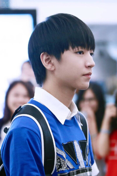 #王俊凯# #TFBOYS王俊凯# #王俊凯夏日台湾畅游记# 本螃蟹拜倒在凯大人西装裤脚下。crlogo