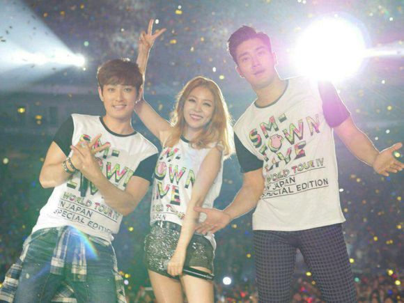 安七炫前辈发微博，说到:我们都是一家人。还有与宝儿，崔始源的合照。 BoA 安七炫 崔始源 SMT 合照 cr.安七炫推特